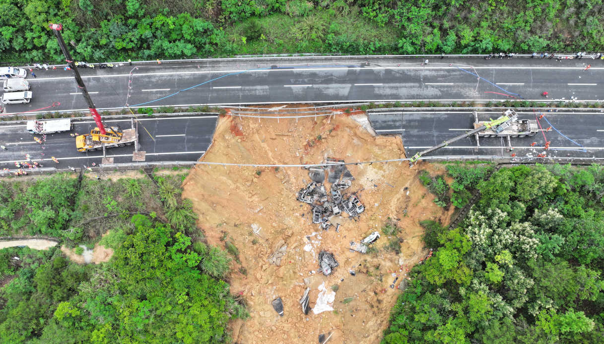 Autostrada crollata in Cina, si aggrava bilancio vittime: almeno 36 i morti